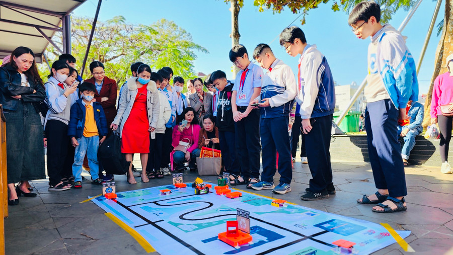 Các đội thi khối THCS thi điều khiển robot thực hiện các nhiệm vụ. Ảnh: P.L Các đội thi khối THCS thi điều khiển robot thực hiện các nhiệm vụ. Ảnh: P.L