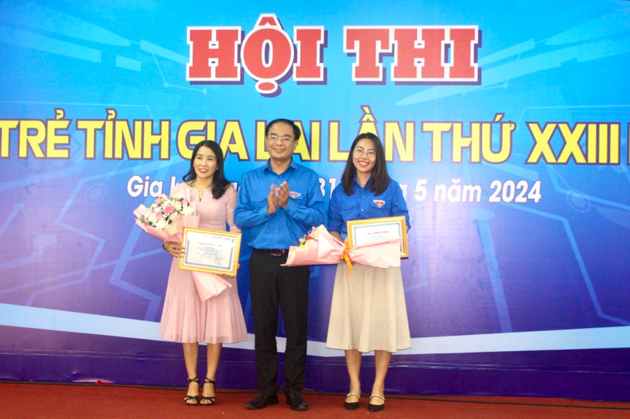 Phó Bí thư Tỉnh Đoàn Đỗ Đức Thanh (ở giữa) trao giải nhì toàn đoàn cho huyện Chư Păh và huyện Chư Sê. Ảnh: P.L Phó Bí thư Tỉnh Đoàn Đỗ Đức Thanh (ở giữa) trao giải nhì toàn đoàn cho huyện Chư Păh và huyện Chư Sê. Ảnh: P.L