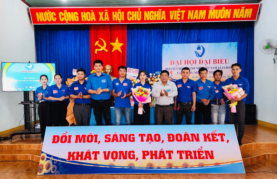Ủy ban Hội LHTN Việt Nam xã Ia Rong khóa IV (nhiệm kỳ 2024-2029) ra mắt tại Đại hội. Ảnh: M.N Ủy ban Hội LHTN Việt Nam xã Ia Rong khóa IV (nhiệm kỳ 2024-2029) ra mắt tại Đại hội. Ảnh: M.N