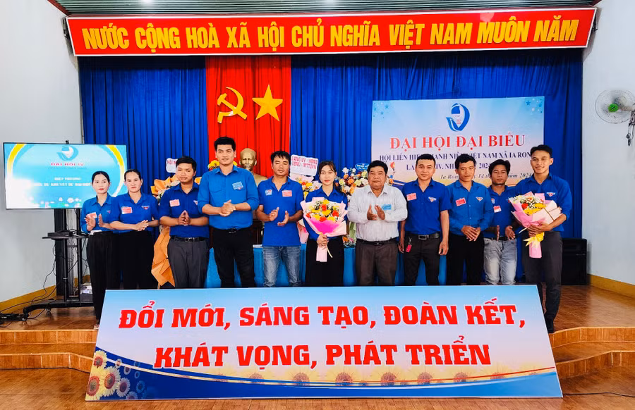 Ủy ban Hội LHTN Việt Nam xã Ia Rong khóa IV (nhiệm kỳ 2024-2029) ra mắt tại Đại hội. Ảnh: M.N