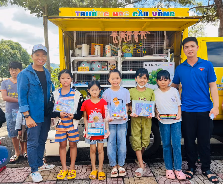 Ban tổ chức tặng quà cho thiếu nhi tham gia hoạt động trải nghiệm. Ảnh: P.L