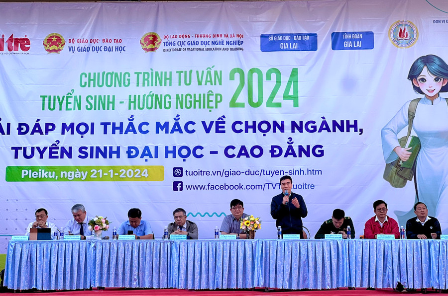 Ban tư vấn giải đáp thắc mắc của học sinh về kỳ thi tốt nghiệp THPT năm 2024. Ảnh: P.L Ban tư vấn giải đáp thắc mắc của học sinh về kỳ thi tốt nghiệp THPT năm 2024. Ảnh: P.L