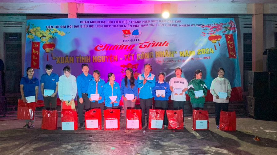 Tỉnh Đoàn-Hội LHTN Việt Nam tỉnh tặng quà cho thanh niên khó khăn của xã Ia Mơr. Ảnh: Yang Tuyết