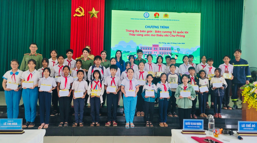 Ban Thanh niên Công an tỉnh Gia Lai phối hợp với Hội đồng Đội huyện Chư Prông tặng quà học sinh khó khăn ở huyện Chư Prông. Ảnh: M.N