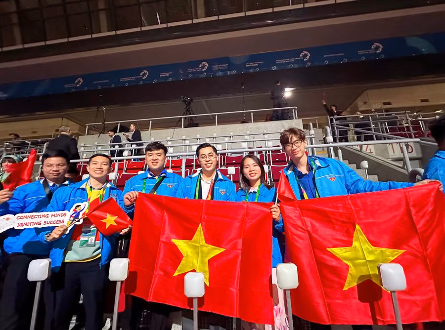 Chị Nguyễn Thị Thảo (thứ 2 từ phải qua) cùng các đại biểu Việt Nam tham gia Liên hoan Thanh niên thế giới tại Nga. Ảnh: NVCC Chị Nguyễn Thị Thảo (thứ 2 từ phải qua) cùng các đại biểu Việt Nam tham gia Liên hoan Thanh niên thế giới tại Nga. Ảnh: NVCC