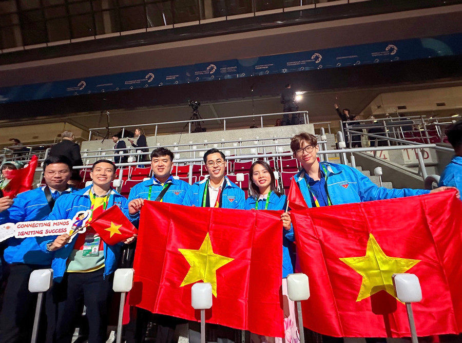 Chị Nguyễn Thị Thảo (thứ 2 từ phải qua) cùng các đại biểu Việt Nam tham gia Liên hoan Thanh niên thế giới tại Nga. Ảnh: NVCC