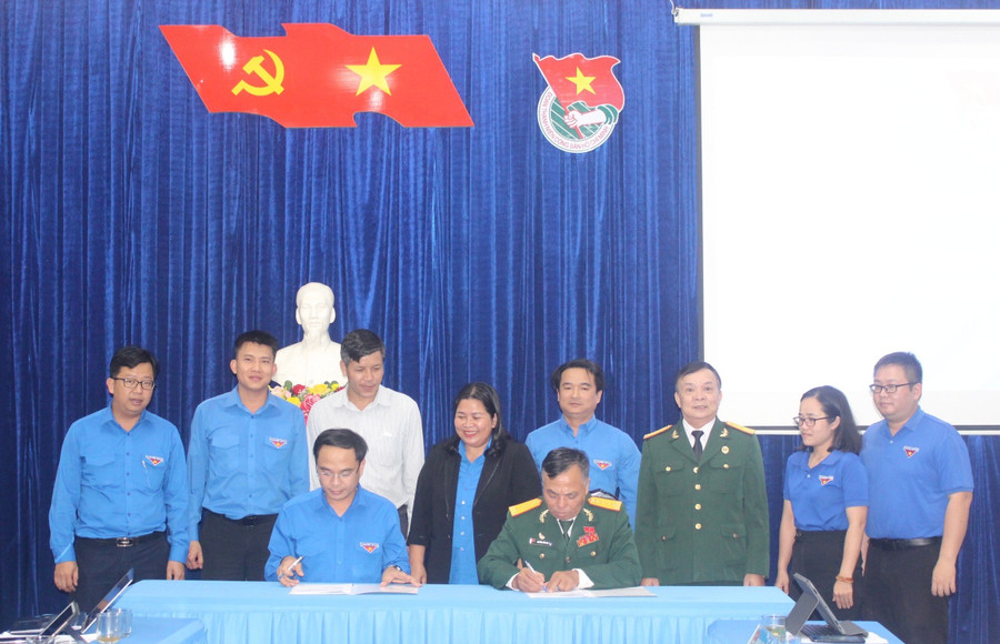 Tỉnh Đoàn và Hội Cựu chiến binh tỉnh ký kết chương trình phối hợp giai đoạn 2023-2028. Ảnh: P.L