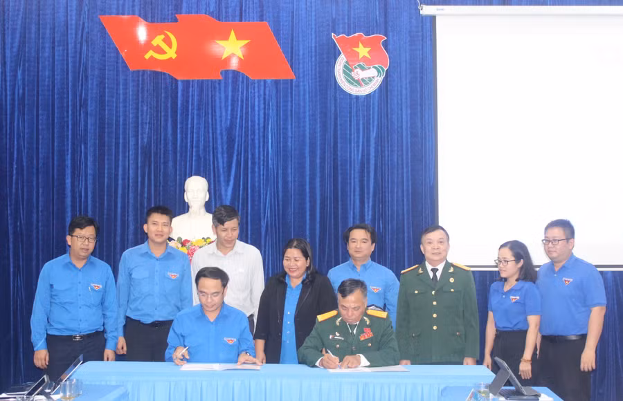 Tỉnh Đoàn và Hội Cựu chiến binh tỉnh ký kết chương trình phối hợp giai đoạn 2023-2028. Ảnh: P.L