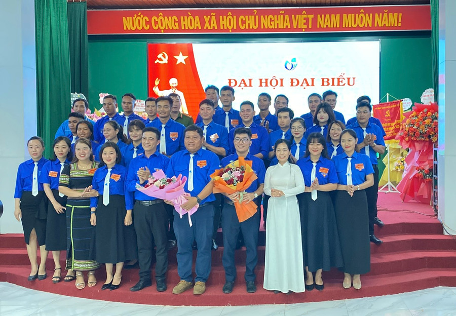 Ủy ban Hội LHTN Việt Nam huyện Chư Sê khóa VII ra mắt tại Đại hội. Ảnh: H.V Ủy ban Hội LHTN Việt Nam huyện Chư Sê khóa VII ra mắt tại Đại hội. Ảnh: H.V