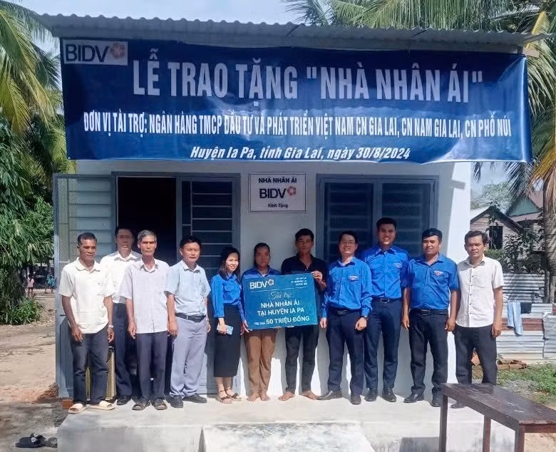 Đại diện các đơn vị bàn giao nhân ái cho thanh niên có hoàn cảnh khó khăn ở bôn Trôk. Ảnh: Xuân Long