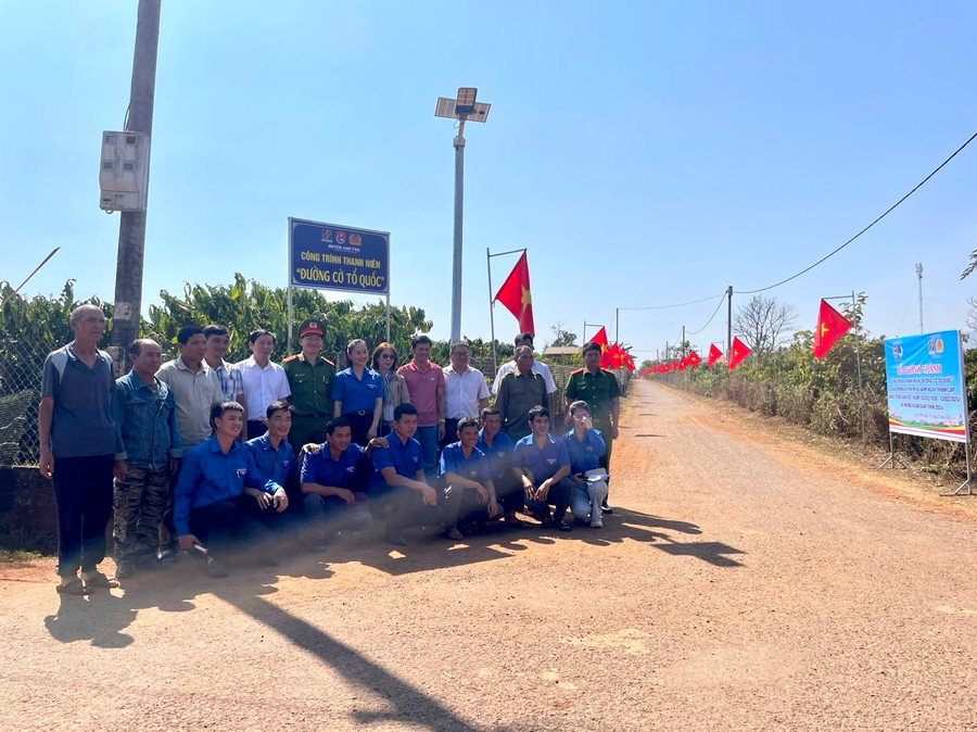 Công trình thanh niên Đường cờ Tổ quốc được Huyện Đoàn Chư Păh thực hiện tại làng Phung (xã Ia Mơ Nông, huyện Chư Păh). Ảnh: M.N Công trình thanh niên Đường cờ Tổ quốc được Huyện Đoàn Chư Păh thực hiện tại làng Phung (xã Ia Mơ Nông, huyện Chư Păh). Ảnh: M.N