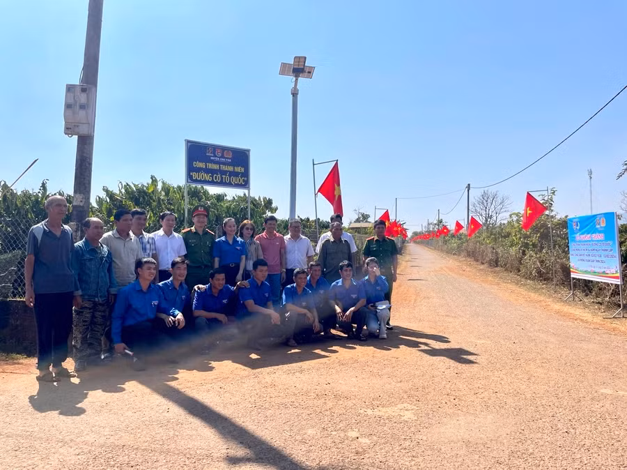 Công trình thanh niên Đường cờ Tổ quốc được Huyện Đoàn Chư Păh thực hiện tại làng Phung (xã Ia Mơ Nông, huyện Chư Păh). Ảnh: M.N Công trình thanh niên Đường cờ Tổ quốc được Huyện Đoàn Chư Păh thực hiện tại làng Phung (xã Ia Mơ Nông, huyện Chư Păh). Ảnh: M.N