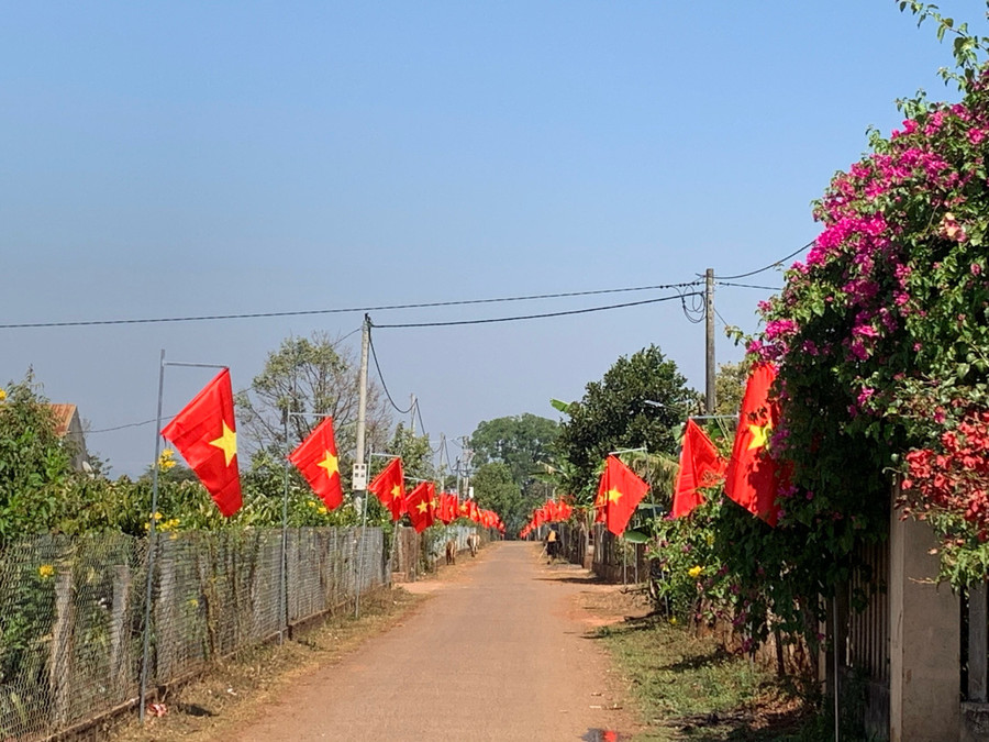 Công trình "Đường cờ Tổ quốc" tạo diện mạo mới cho làng Phung (xã Ia Mơ Nông, huyện Chư Păh). Ảnh: M.N Công trình "Đường cờ Tổ quốc" tạo diện mạo mới cho làng Phung (xã Ia Mơ Nông, huyện Chư Păh). Ảnh: M.N