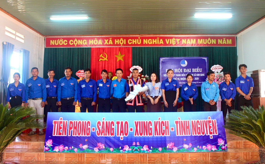 Lãnh đạo Hội LHTN Việt Nam huyện Đak Đoa, Đảng ủy xã Kon Gang chúc mừng Ủy ban Hội LHTN Việt Nam xã Kon Gang khóa VII. Ảnh: P.L