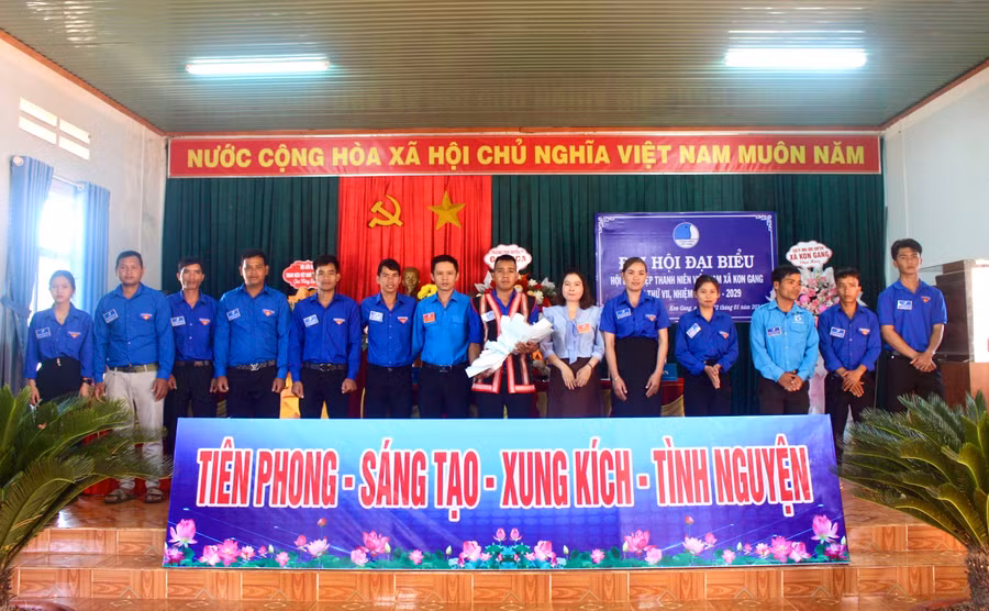 Lãnh đạo Hội LHTN Việt Nam huyện Đak Đoa, Đảng ủy xã Kon Gang chúc mừng Ủy ban Hội LHTN Việt Nam xã Kon Gang khóa VII. Ảnh: P.L