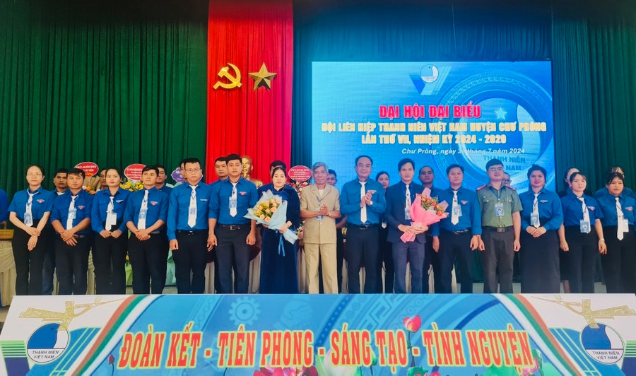 Ủy ban Hội LHTN Việt Nam huyện Chư Prông khóa VII ra mắt tại Đại hội. Ảnh: K.L Ủy ban Hội LHTN Việt Nam huyện Chư Prông khóa VII ra mắt tại Đại hội. Ảnh: K.L