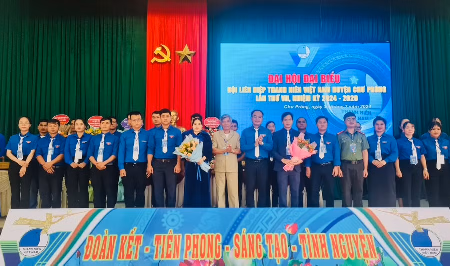 Ủy ban Hội LHTN Việt Nam huyện Chư Prông khóa VII ra mắt tại Đại hội. Ảnh: K.L