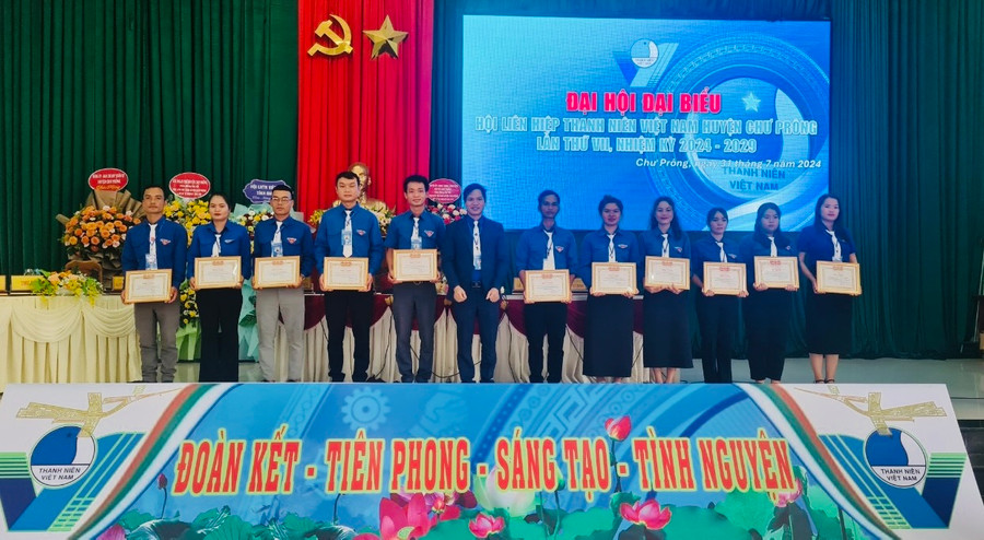 Ủy ban Hội LHTN Việt Nam huyện tặng giấy khen cho 11 tập thể và 13 cá nhân có thành tích xuất sắc trong công tác Hội và phong trào thanh niên nhiệm kỳ 2019-2024. Ảnh: K.L Ủy ban Hội LHTN Việt Nam huyện tặng giấy khen cho 11 tập thể và 13 cá nhân có thành tích xuất sắc trong công tác Hội và phong trào thanh niên nhiệm kỳ 2019-2024. Ảnh: K.L