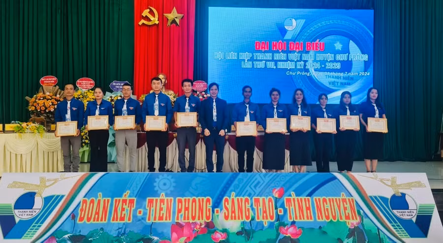 Ủy ban Hội LHTN Việt Nam huyện tặng giấy khen cho 11 tập thể và 13 cá nhân có thành tích xuất sắc trong công tác Hội và phong trào thanh niên nhiệm kỳ 2019-2024. Ảnh: K.L