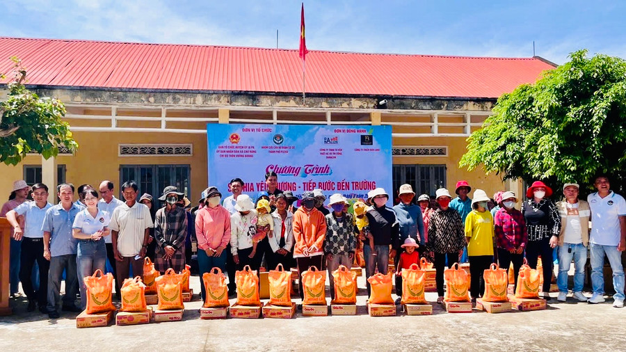 Tặng 150 suất quà cho người dân và thiếu nhi thôn Voong Boong. Ảnh: Ánh Tuyết
