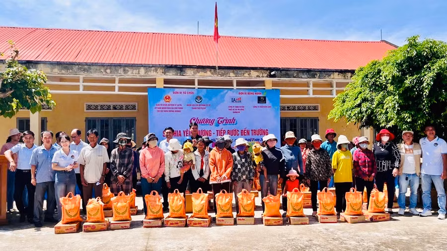 Tặng 150 suất quà cho người dân và thiếu nhi thôn Voong Boong. Ảnh: Ánh Tuyết