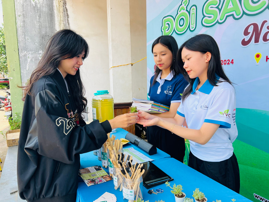 Khách hàng sẽ nhận được cây xanh hoặc các vật liệu thân thiện với môi trường khi đem sách đến quy đổi. Ảnh: P.L