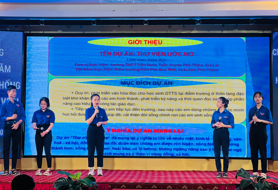 Phần dự thi của đội thi Đoàn trường THPT Trần Quốc Tuấn (huyện Phú Thiện). Ảnh: P.L Phần dự thi của đội thi Đoàn trường THPT Trần Quốc Tuấn (huyện Phú Thiện). Ảnh: P.L