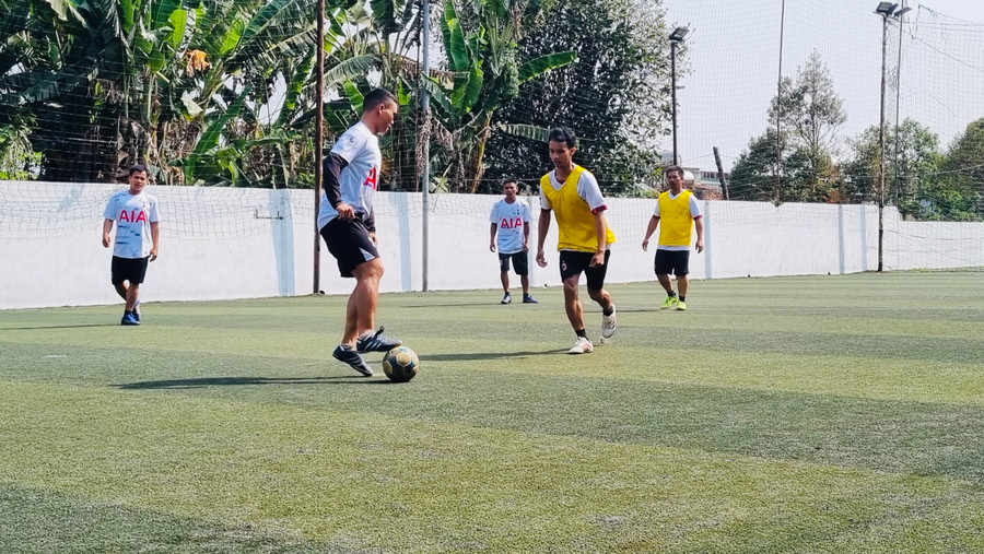 Các vận động viên tham gia thi đấu môn bóng đá. Ảnh: P.L