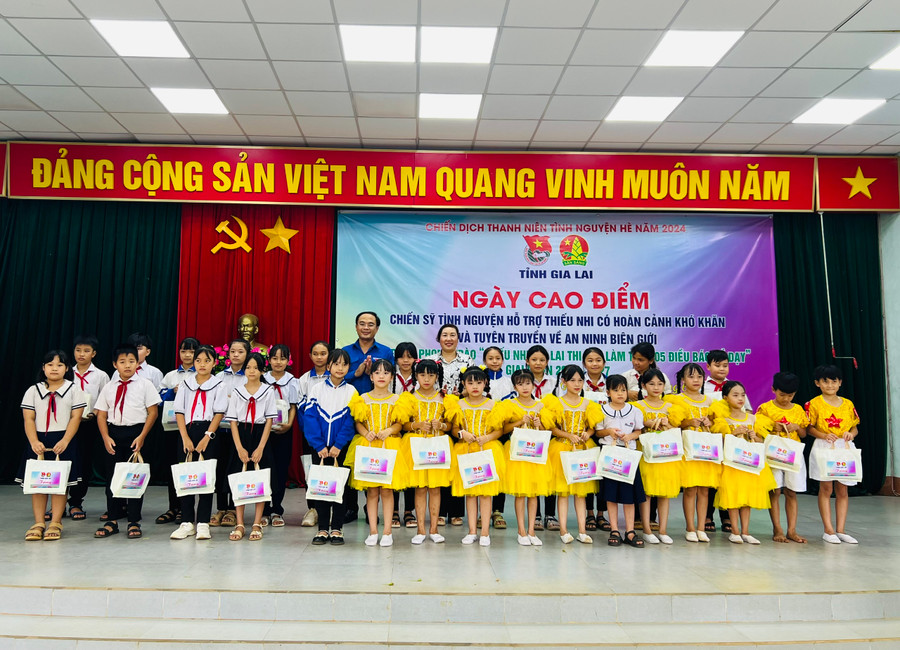 Lãnh đạo Huyện ủy Ia Grai và Tỉnh Đoàn tặng quà cho thiếu nhi xã Ia Tô (huyện Ia Grai). Ảnh: M.N