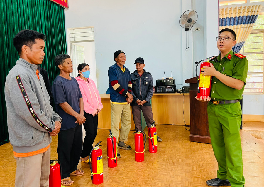 Đại diện các tổ chức Đoàn trực thuộc Đoàn Thanh niên Công an tỉnh Gia Lai hướng dẫn người dân xã Ia Chía (huyện Ia Grai) cách sử dụng bình chữa cháy. Ảnh: P.L
