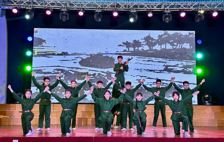 Phần thi của Trường THCS Tôn Đức Thắng. Ảnh: P.L Phần thi của Trường THCS Tôn Đức Thắng. Ảnh: P.L