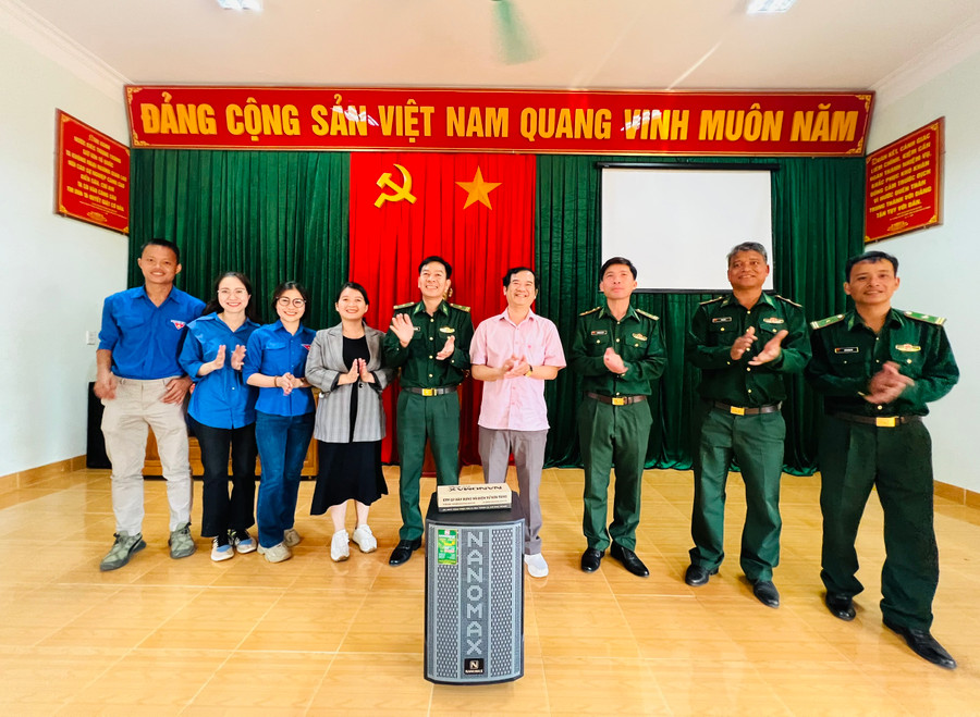 Chi đoàn Báo Gia Lai tặng 1 bộ loa di động cho Đồn Biên phòng Ia Púch (huyện Chư Prông). Ảnh: P.L Chi đoàn Báo Gia Lai tặng 1 bộ loa di động cho Đồn Biên phòng Ia Púch (huyện Chư Prông). Ảnh: P.L