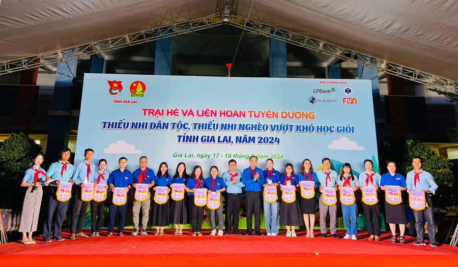 Ban Tổ chức trao cờ lưu niệm cho các đơn vị tham gia trại hè. Ảnh: P.L