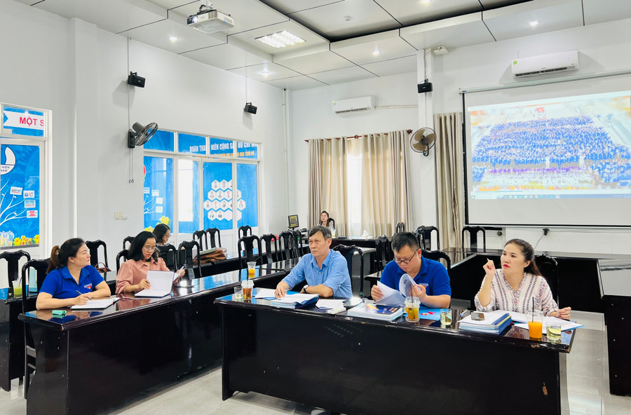 Ban giám khảo chấm điểm các video dự thi của thí sinh dựa trên tiêu chí: nội dung, kỹ năng báo cáo, hình ảnh minh họa; hình thức, phong cách thể hiện. Ảnh: P.L