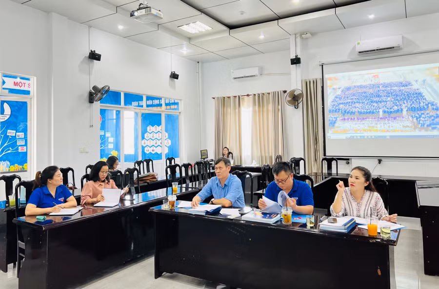 Ban giám khảo chấm điểm các video dự thi của thí sinh dựa trên tiêu chí: nội dung, kỹ năng báo cáo, hình ảnh minh họa; hình thức, phong cách thể hiện. Ảnh: P.L