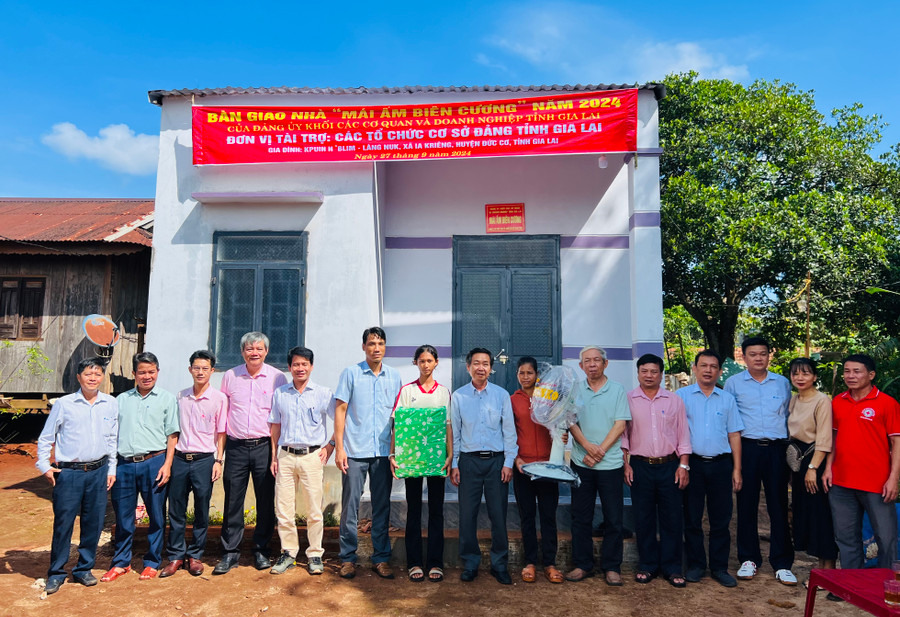 Đại diện các đơn vị bàn giao "Mái ấm biên cương" cho gia đình bà Kpuih H’Blim (làng Pnuk, xã Ia Kriêng). Ảnh: P.L Đại diện các đơn vị bàn giao "Mái ấm biên cương" cho gia đình bà Kpuih H’Blim (làng Pnuk, xã Ia Kriêng). Ảnh: P.L