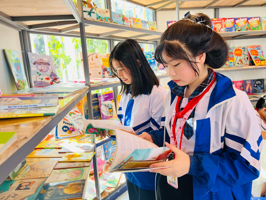 Các em học sinh đọc sách tại thư viện Tuệ Nhân. Ảnh: M.N Các em học sinh đọc sách tại thư viện Tuệ Nhân. Ảnh: M.N