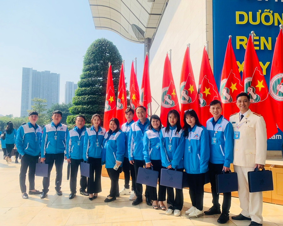 Thượng úy Phạm Thanh Tú (bìa phải) là đại diện duy nhất của tỉnh Gia Lai được chọn vào vòng chung kết cuộc thi giọng hát hay ngoại ngữ toàn quốc. Ảnh: NVCC Thượng úy Phạm Thanh Tú (bìa phải) là đại diện duy nhất của tỉnh Gia Lai được chọn vào vòng chung kết cuộc thi giọng hát hay ngoại ngữ toàn quốc. Ảnh: NVCC