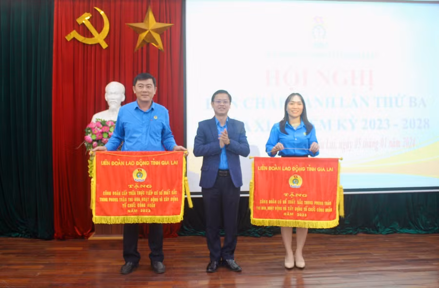Chủ tịch Liên đoàn Lao động tỉnh Nguyễn Hoàng Phong (ở giữa) trao cờ thi đua cho các tập thể có thành tích trong phong trào thi đua, hoạt động và xây dựng tổ chức Công đoàn năm 2023. Ảnh: P.L