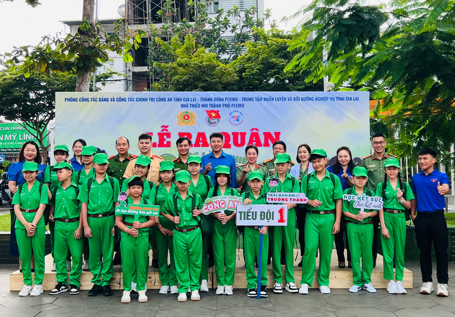 Ban tổ chức động viên các thiếu nhi trước khi tham gia Học làm chiến sĩ công an Ảnh: P.L