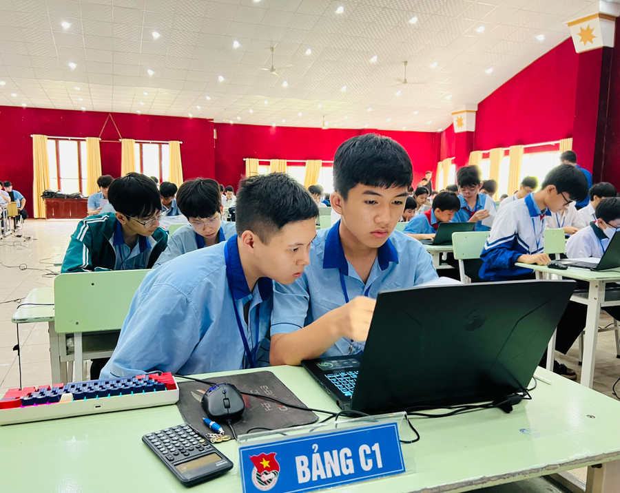 Các thí sinh dự thi bảng C1. Ảnh: P.L Các thí sinh dự thi bảng C1. Ảnh: P.L