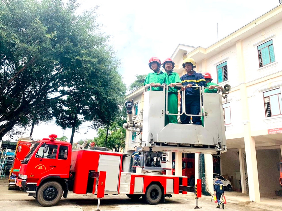 Các chiến sĩ nhí được tìm hiểu về phương tiện hỗ trợ công việc phòng cháy-chữa cháy trong chương trình Học làm chiến sĩ công an. Ảnh: P.L