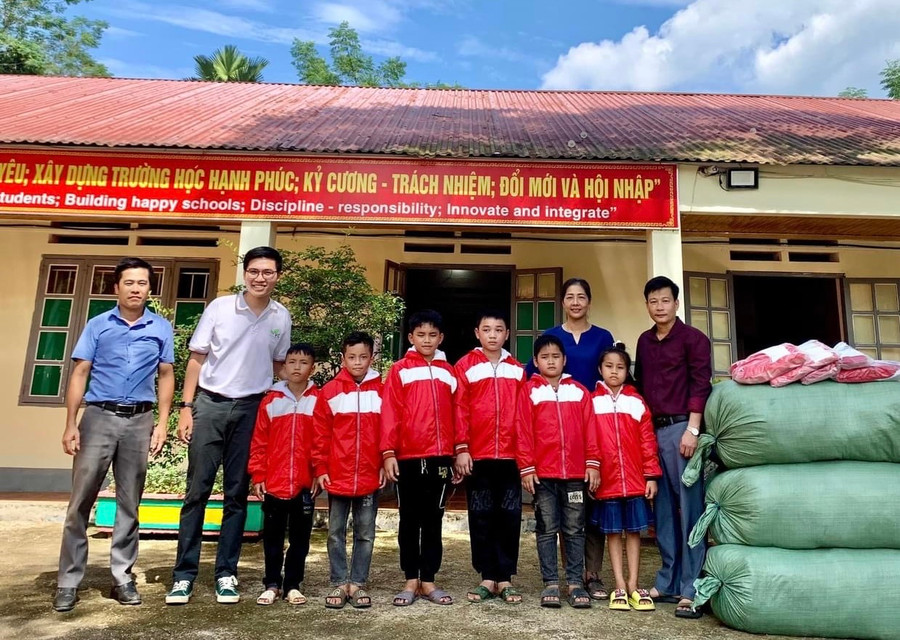 Anh Lê Văn Phúc (thứ 2 từ trái sang) tặng quà thiếu nhi huyện Bảo Yên (tỉnh Lào Cai). Ảnh: NVCC