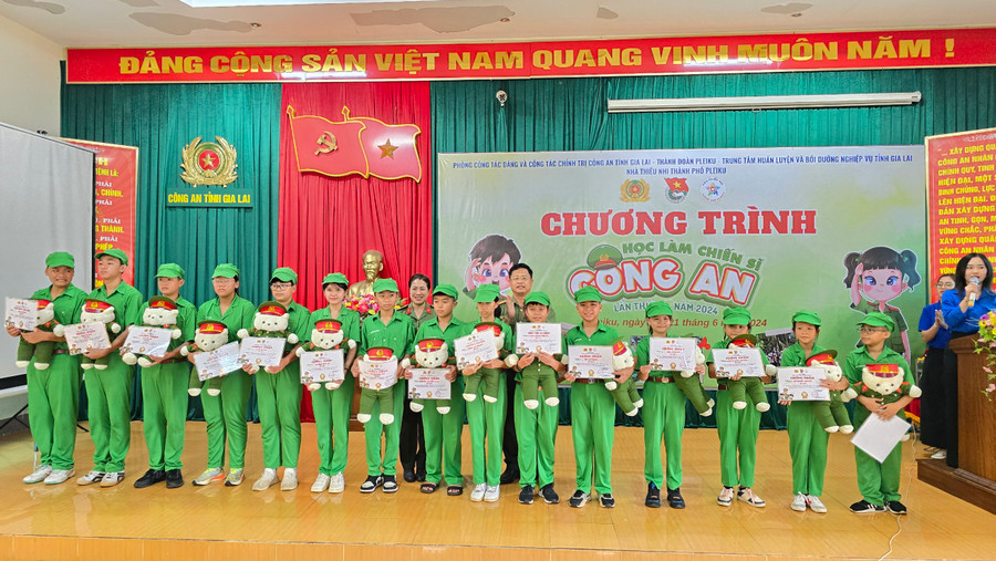 Ban tổ chức trao giấy chứng nhận hoàn thành chương trình Học làm chiến sĩ công an cho 57 thiếu nhi. Ảnh: P.L