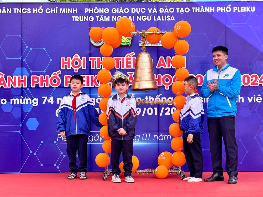 Em Đặng Thanh Tùng (thứ 2 từ trái sang, Trường Tiểu học Võ Thị Sáu) giành giải nhất bảng thi khối Tiểu học. Ảnh: P.L