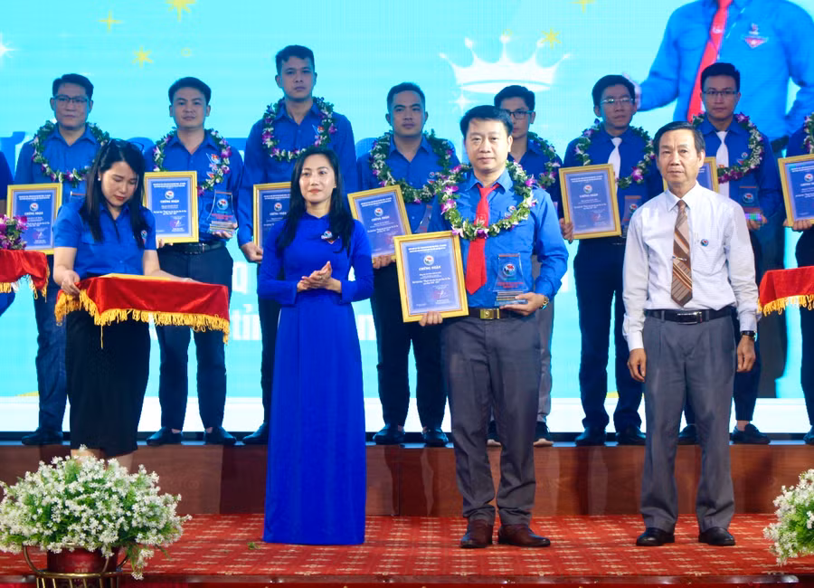 Phó Bí thư Đảng ủy Khối các Cơ quan và Doanh nghiệp tỉnh Gia Lai Huỳnh Tấn Đoan và Bí thư Đoàn khối Huỳnh Thị Lệ Bích trao giấy chứng nhận Thanh niên tiên tiến làm theo lời Bác cho các cá nhân. Ảnh: P.L