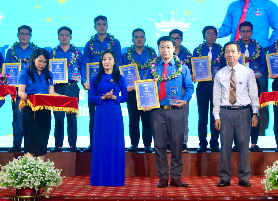 Phó Bí thư Đảng ủy Khối các Cơ quan và Doanh nghiệp tỉnh Gia Lai Huỳnh Tấn Đoan và Bí thư Đoàn khối Huỳnh Thị Lệ Bích trao giấy chứng nhận Thanh niên tiên tiến làm theo lời Bác cho các cá nhân. Ảnh: P.L Phó Bí thư Đảng ủy Khối các Cơ quan và Doanh nghiệp tỉnh Gia Lai Huỳnh Tấn Đoan và Bí thư Đoàn khối Huỳnh Thị Lệ Bích trao giấy chứng nhận Thanh niên tiên tiến làm theo lời Bác cho các cá nhân. Ảnh: P.L