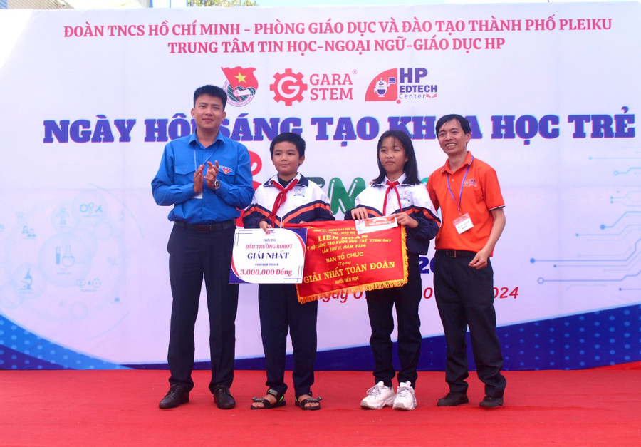 Ban tổ chức trao giải nhất khối Tiểu học cho đội thi Trường Tiểu học Võ Thị Sáu. Ảnh: P.L Ban tổ chức trao giải nhất khối Tiểu học cho đội thi Trường Tiểu học Võ Thị Sáu. Ảnh: P.L