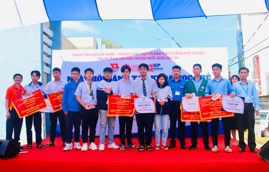 Ban tổ chức trao giải cho các đội thi khối THPT. Ảnh: P.L Ban tổ chức trao giải cho các đội thi khối THPT. Ảnh: P.L