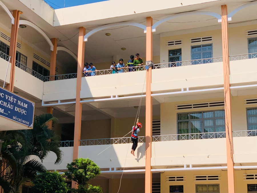 Đội viên, thiếu nhi được hướng dẫn kỹ năng thoát hiểm khi có đám cháy xảy ra ở nhà cao tầng. Ảnh: M.N Đội viên, thiếu nhi được hướng dẫn kỹ năng thoát hiểm khi có đám cháy xảy ra ở nhà cao tầng. Ảnh: M.N